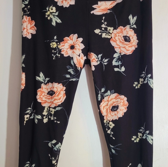 Lidy super soft floral capris size  SZ-L/XXL black multi-flowered legging - Picture 3 of 8